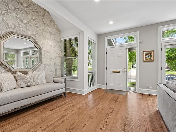 4th image of 922 Ash St