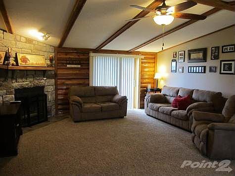 Living room w/fireplace