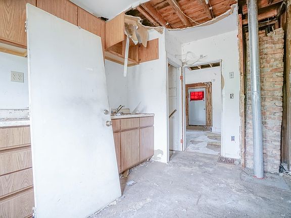 2nd image of 2227 Burton St