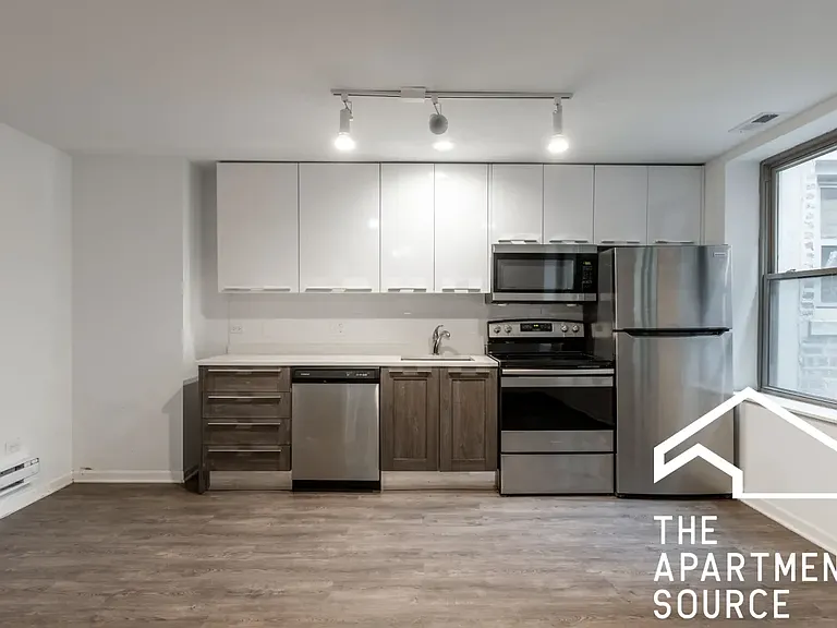 938 W Winona St #9 — Photo 1