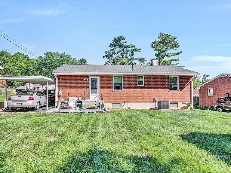 1414 Fresno St NW — Photo 8