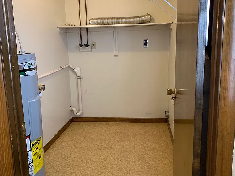 219 Longsite Dr — Photo 15