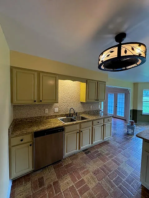 4 bed, 2.5 bath, 2329 sqft, $2,100 — Photo 3