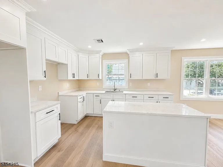 81 Ellen St #2 — Photo 7