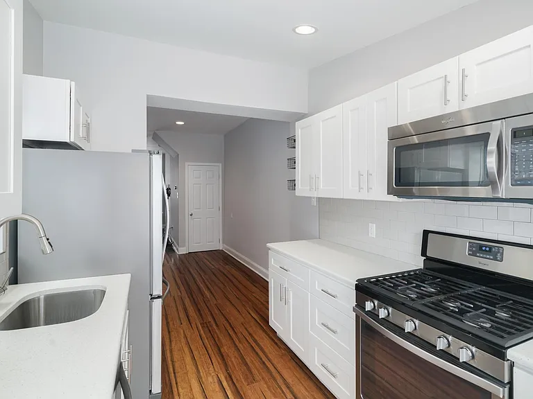 2820 W Stiles St — Photo 2