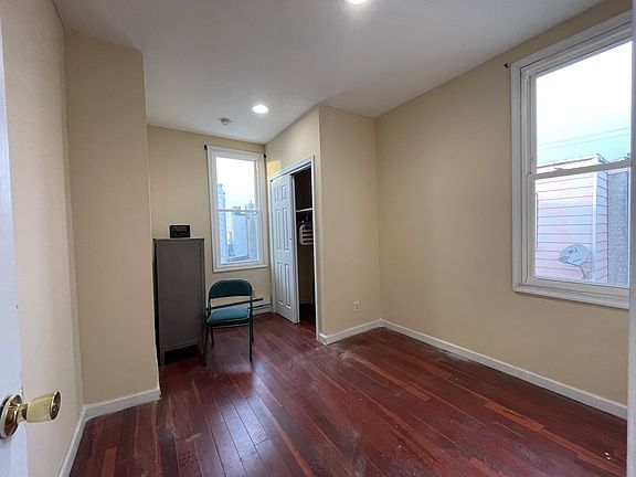 5th image of 2408 S Franklin St