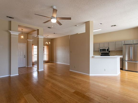 4th image of 606 Oak Hollow Dr