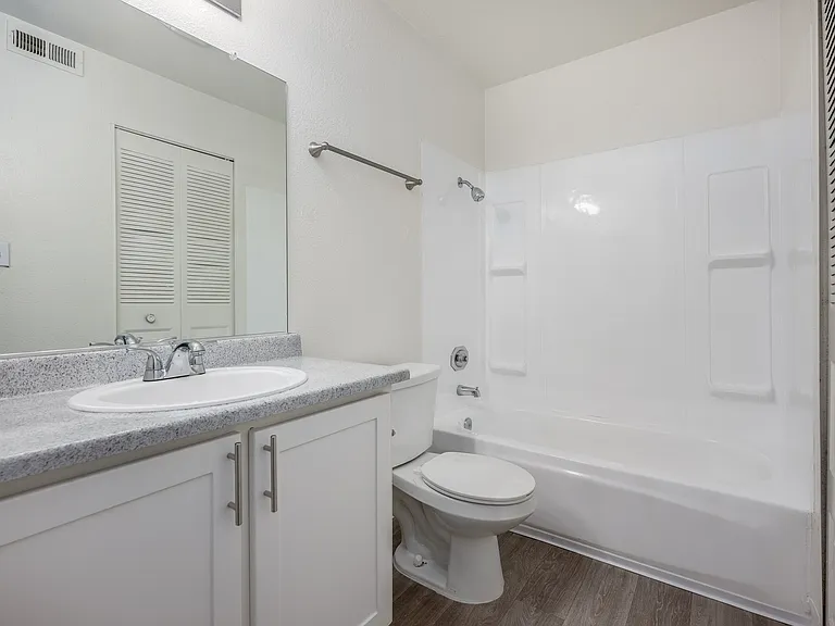 Rivercourt Apartments — Photo 26