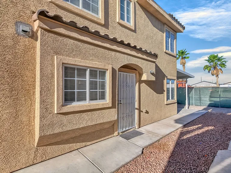 3037 Aloha Ave — Photo 3