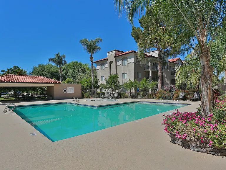 Lantana Apartments — Photo 2