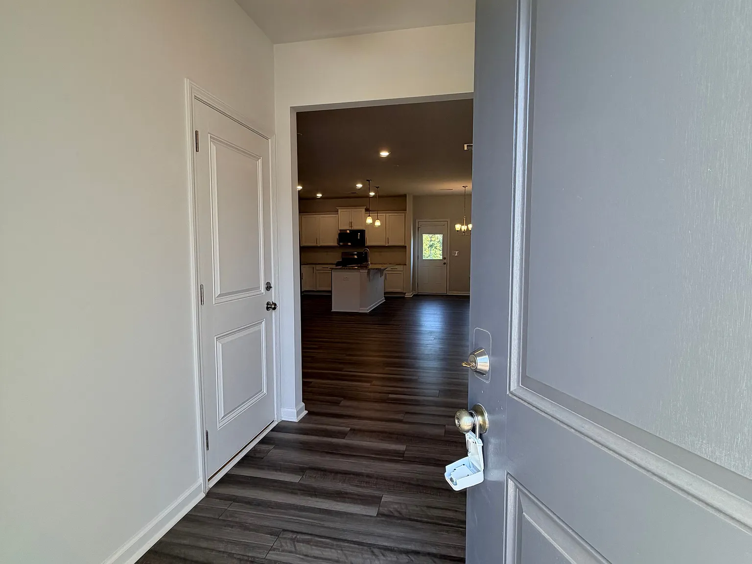 3 bed, 2.5 bath, 1625 sqft, $1,925 — Photo 2
