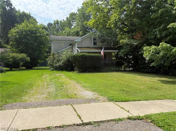 13661 W Spring St, Burton, OH 44021