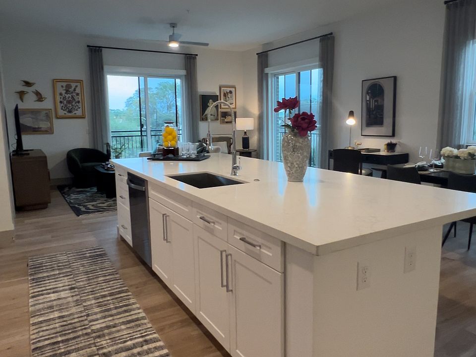 1st image of 915 W 20th St #375