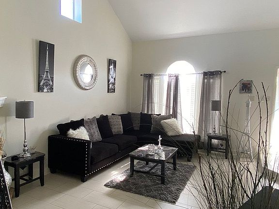 3rd image of 19 Moss Dr