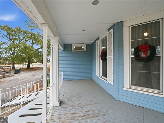 5th image of 526 Academy Ave