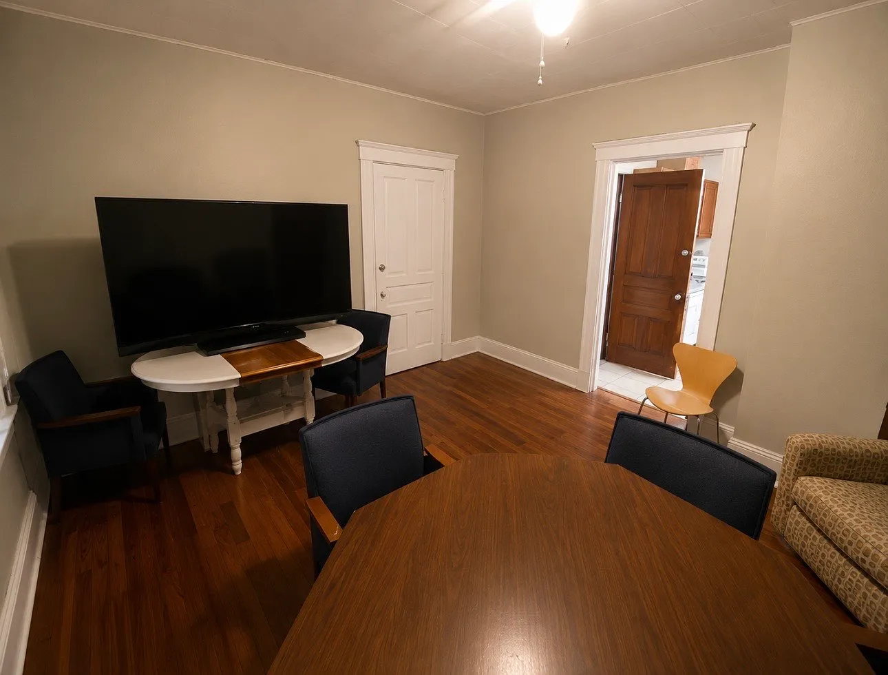 5 bed, 2.5 bath, 3000 sqft, $2,500 — Photo 2