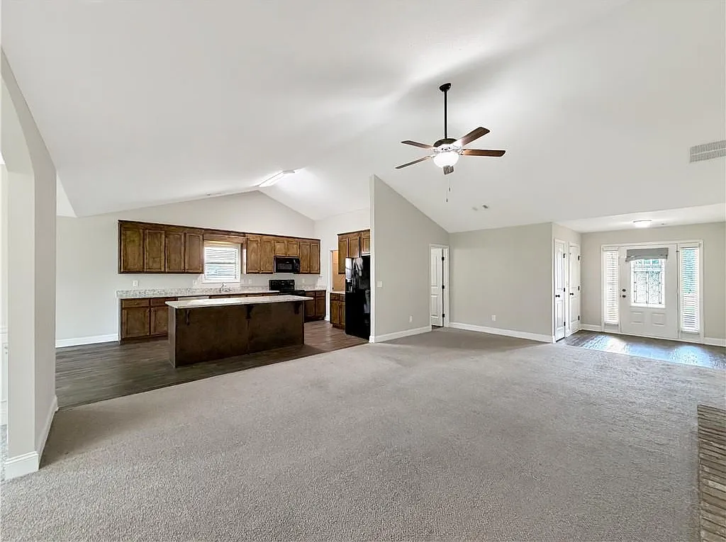 4 bed, 2.5 bath, 2199 sqft, $2,200 — Photo 4