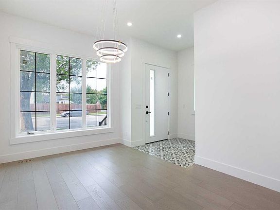 3rd image of 1106 W 6th St NE