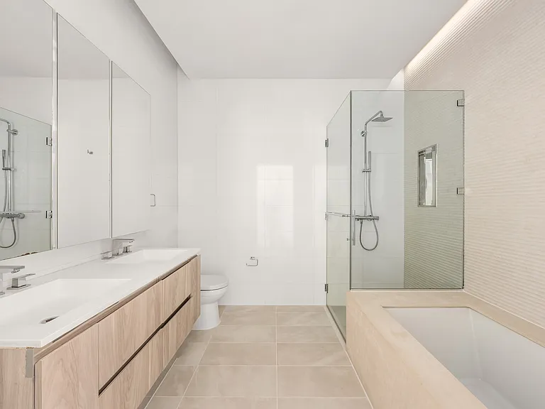 555 W 43rd St #Penthouse 1 — Photo 12