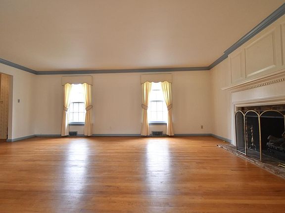 2nd image of 1423 Robin Hood Pl