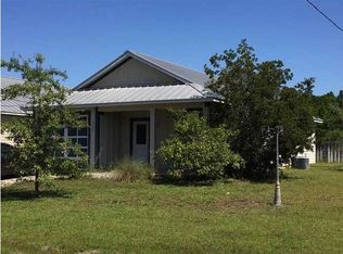 904 NE 5th St, Carrabelle, FL 32322