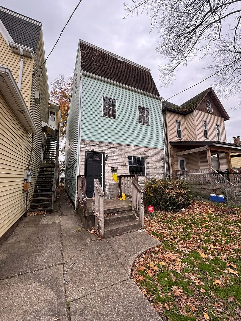 542 5th Avenue (Full Service) — Photo 2