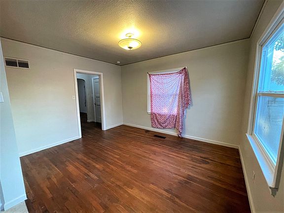 5th image of 1141 Victoria Ave