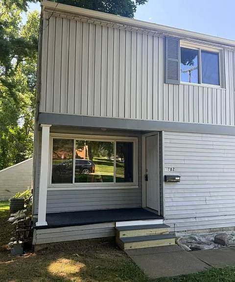 782 Parkview Dr — Photo 2