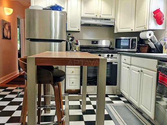 2nd image of 48 Orchard St #2
