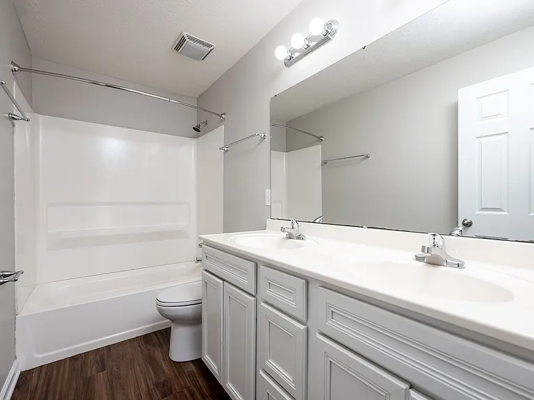 Mansion Row - Where Historic Charm Meets Modern Convenience! — Photo 28