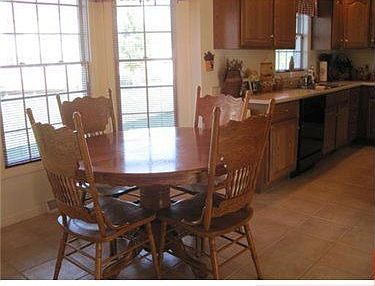 5th image of 207 Camelot Dr