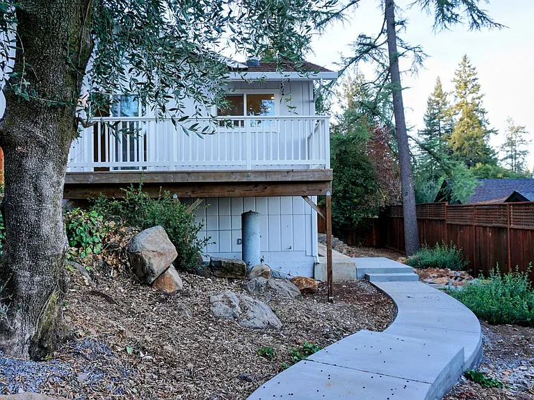 604 Los Olivos Rd #B — Photo 8