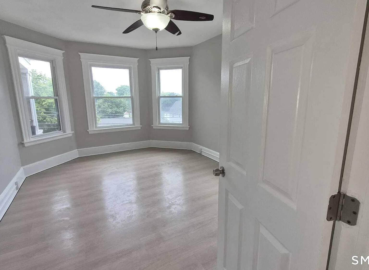 3 bed, 1.0 bath, 1320 sqft, $2,000 — Photo 2
