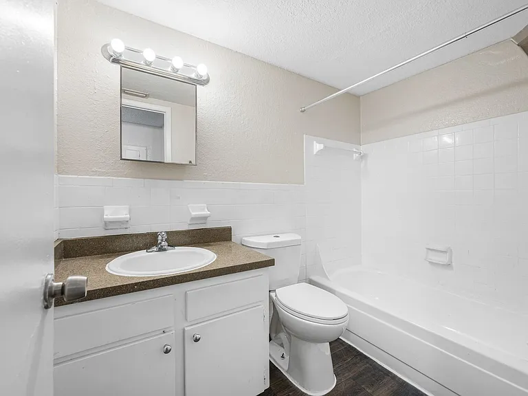 KC Flats Apartments — Photo 23