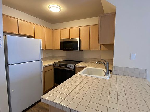 2nd image of 105 Country Club Rd Unit 12