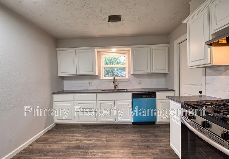 2828 SW 83rd St — Photo 4