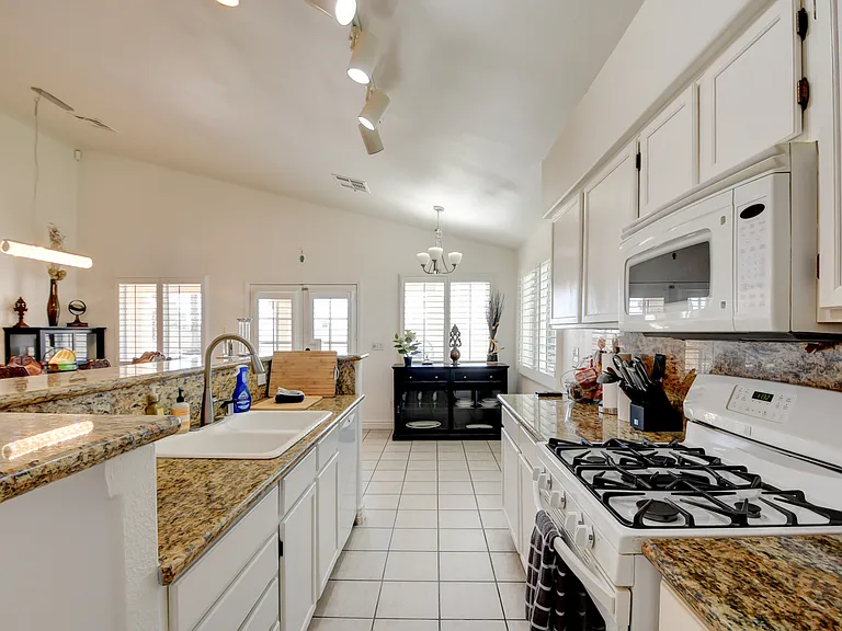 7365 Tamarind Ave — Photo 25
