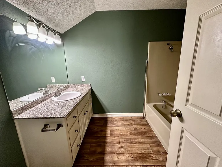 304 Amberwood Cir #304 — Photo 9