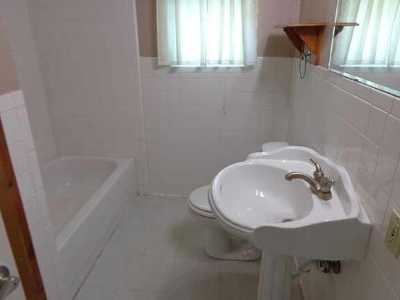 2nd image of 2606 Powell Dr