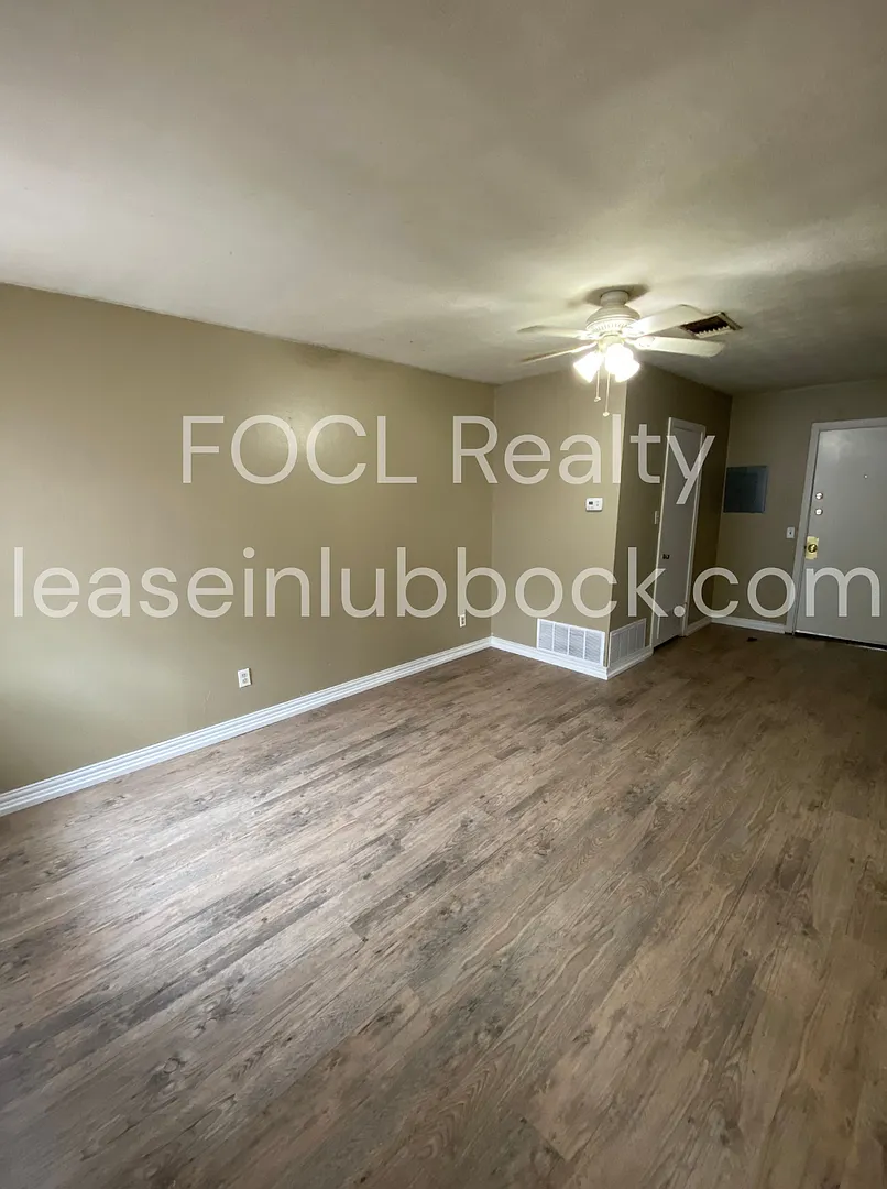 2 Bedroom 1 Bathroom with an Extra Living Space — Photo 2