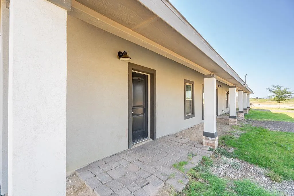 2 bed, 1.0 bath, 800 sqft, $1,200 — Photo 1