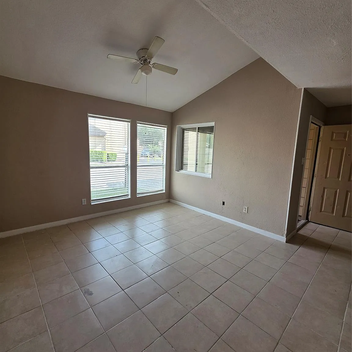 1 bed, 1.5 bath, 871 sqft, $1,250 — Photo 3