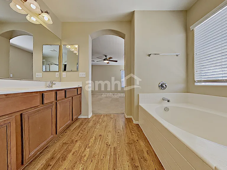 1052 Crescent Falls St — Photo 9