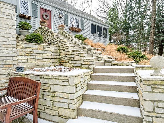 4th image of 9391 Hillcrest Ln