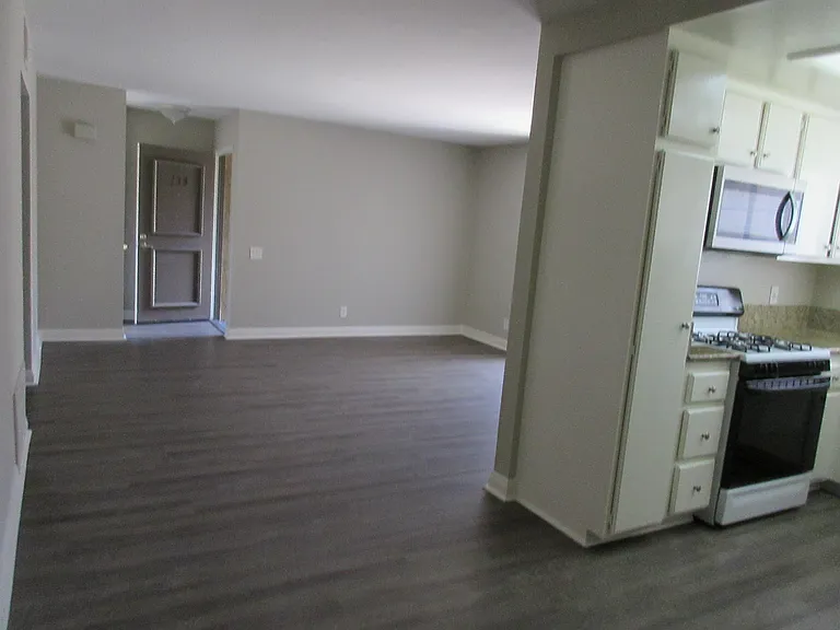 Las Flores Gardens Apartments — Photo 32