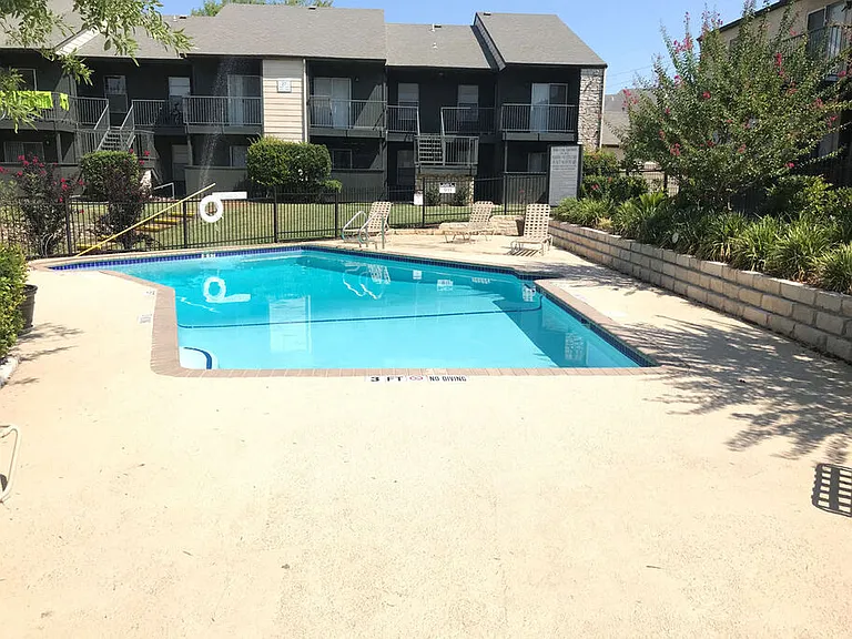 Pebble Creek Apartments — Photo 9