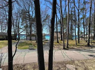 147 Surfside Dr, Roscommon, MI 48653