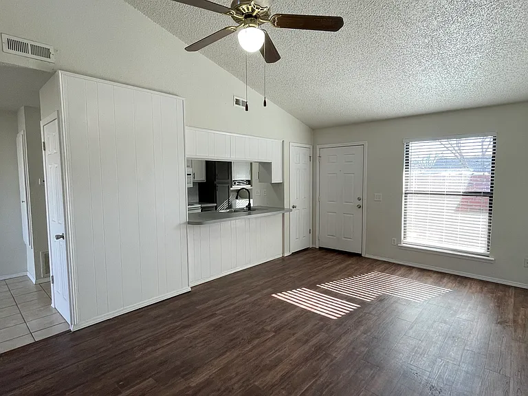 2253 Donna Dr — Photo 2