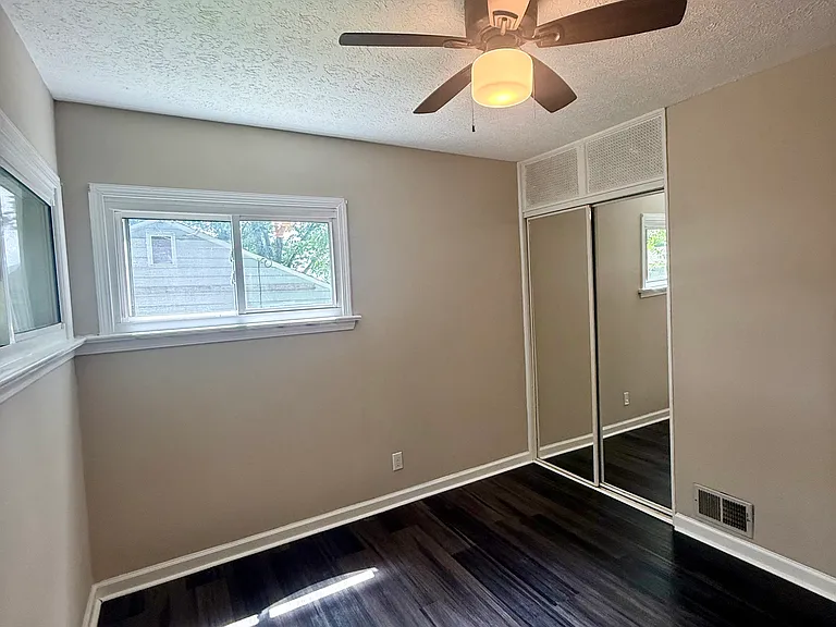 129 The Brooklands Ave — Photo 14