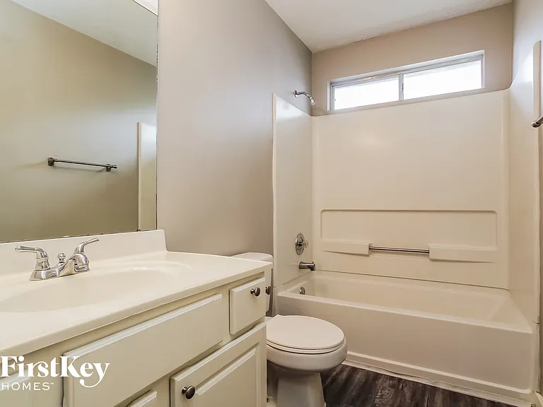 916 Willaby St — Photo 13